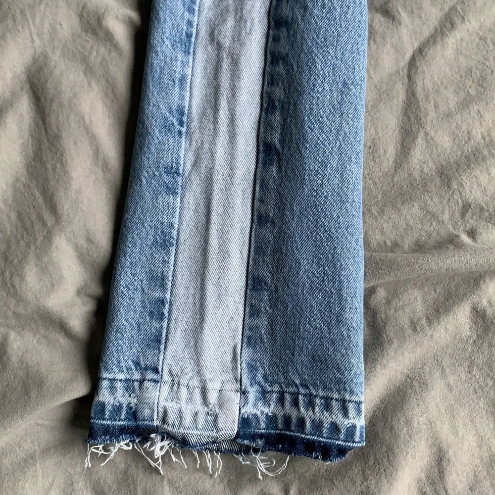 Blå jeans med ljust revär på sidan. Gjort slitningarna längst ner själv. Använda 2 gånger, i väldigt bra skick! Frakt på 79kr tillkommer💞. Jeans & Byxor.