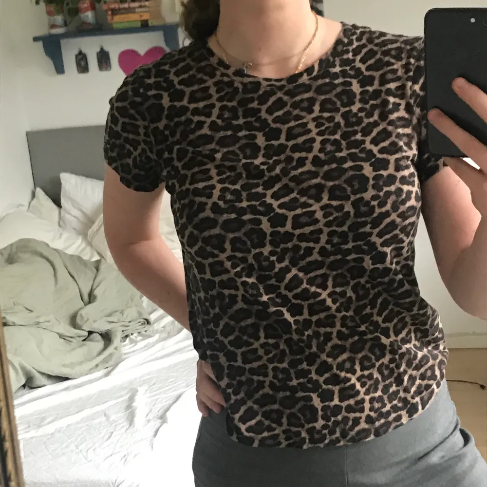 T-shirt med leopardmönster från H&M. Storlek S/M och helt i nyskick.. T-shirts.