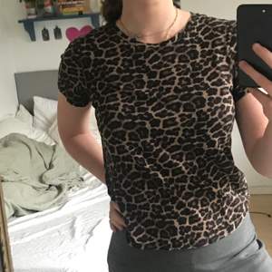 T-shirt med leopardmönster från H&M. Storlek S/M och helt i nyskick.