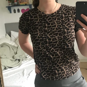 Leopard mönstrad T-shirt - T-shirt med leopardmönster från H&M. Storlek S/M och helt i nyskick.