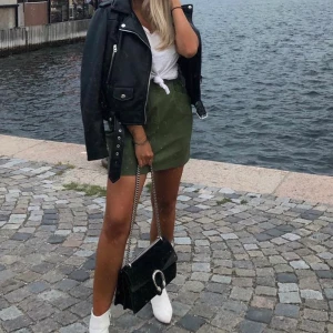 Kjol från ZARA - Kjol i PU (fejk självklart). Använd Max 5 gånger. I storlek Small. Är mitt i en flytt så bilderna jag lagt upp är de jag har.