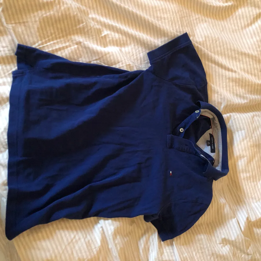 Tommy H piké i en sjukt fin blå färg, står xs men skulle snarare säga S☺️ Sparsamt använt så i jättefint skick💕💕perfekt om man vill croppa❣️. T-shirts.