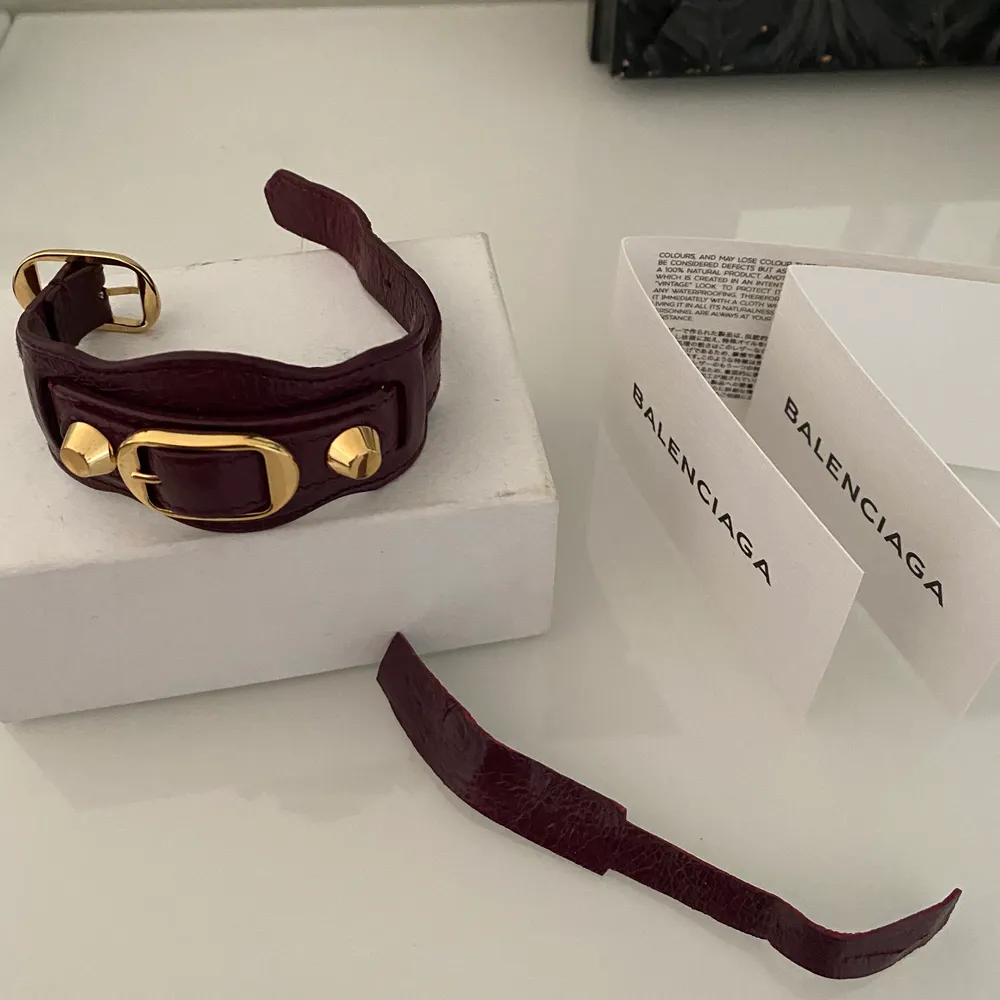 Balenciaga armband, jättefin färg och bra kvalitet! Har köpt det begagnat och har inget äkthetsbevis därav. Box ingår. KOM MED BUD VILL BLI AV MED DET!. Accessoarer.