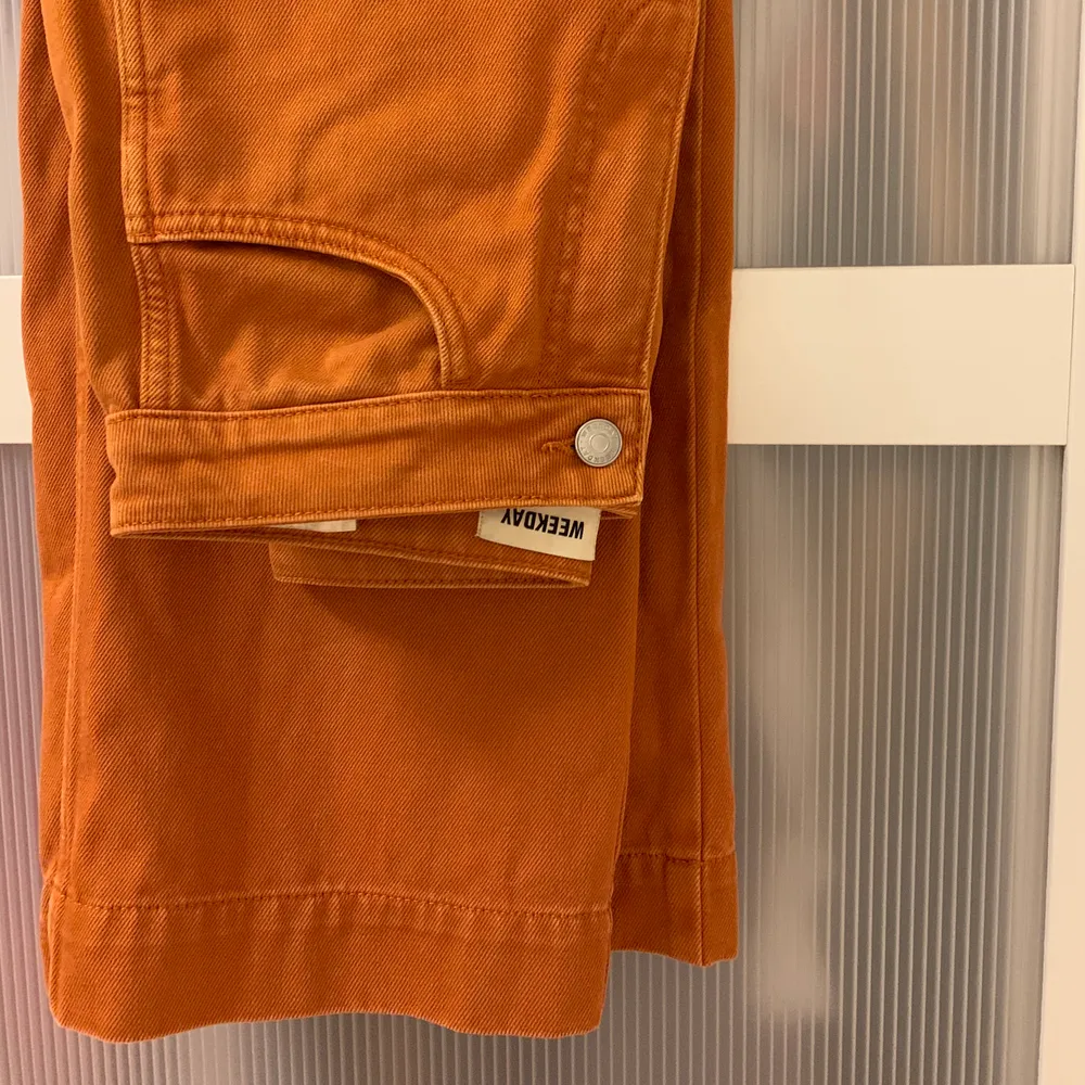 Orangea stilsäkra och somriga jeans från weekday. Widelegged och cropped i storlek 34, . Jeans & Byxor.