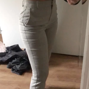 Rutiga kostymbyxor - Skit läckra kostymbyxor från H&M, endast använda en gång men säljer pga. att jag inte använder de.  199kr nypris men säljer för 90kr inkl. frakt som köparen står för. 💓💓