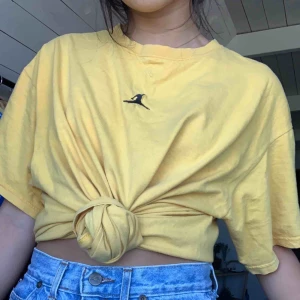 Gul tisha - Ascool stor gul T-shirt!! Vet inte om den är äkta men ser ganska legit ut. Har en svag missfärgning på baksidan, annars bra skick! Mjukt ganska tjockt tyg🌼 inkl frakt! Budgivning pågår till söndag kl 12✨