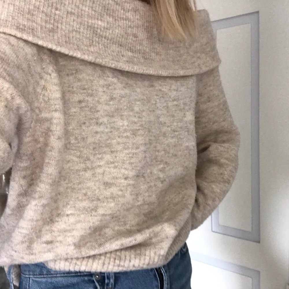 Jättemysig stickad off shoulder tröja från h&m. Bara använt två gånger så den är som ny✨ . Stickat.