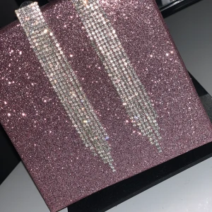 GLAMMIGA ÖRGÄNGEN  - Inköpta på glitter, använda en gång. Men de är så snygga och perfekta till en sen utekväll🎉