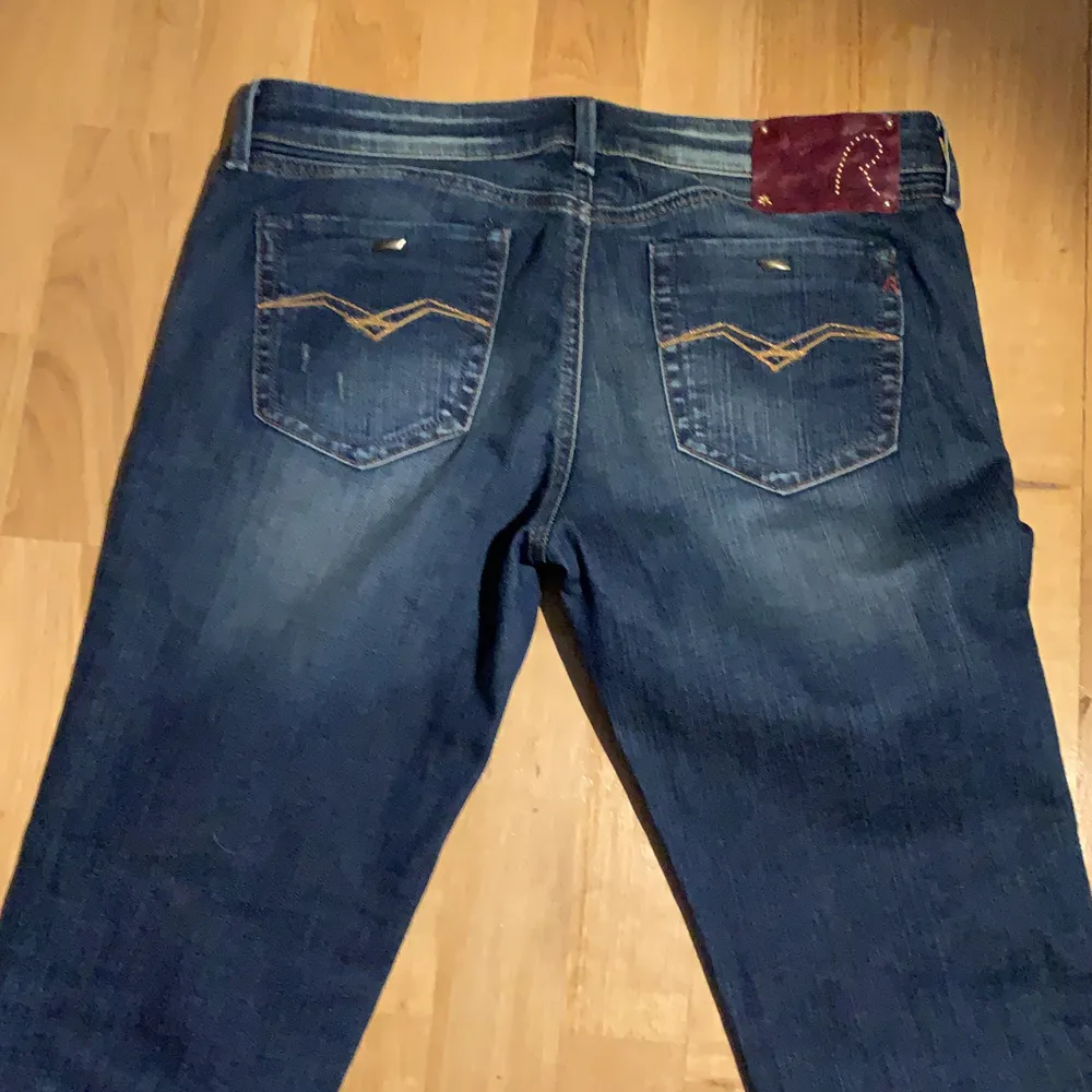 Ett par Replay jeans som min mamma aldrig har använt. Dom är lågmidjade men fin fittning på rumpan. Får vintage vibes av dom och hoppa på att dom kan få användas av någon. Köparen står för frakten men kan även mötas. . Jeans & Byxor.