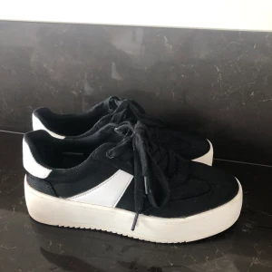 Svarta sneakers  - Säljer dessa supersnygga svarta sneakers. Använt fåtal gånger så är i ett bra skick 