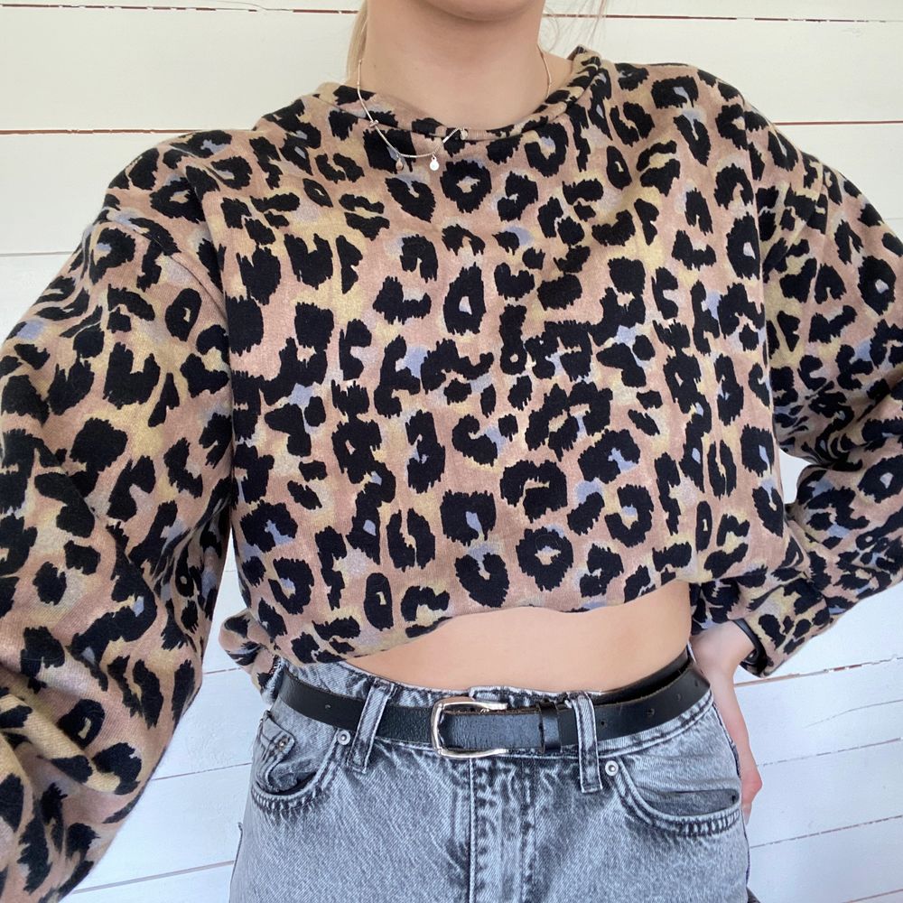 Jättefin tröja i en lite kortare modell, i skitsnyggt leopardmönster. Sitter perfekt oversize på mig som har stl 36. 75kr eller högsta bud. Köparen står för frakten.. Tröjor & Koftor.