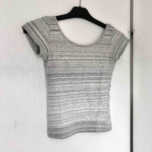  - Kort t-shirt från Bik Bok. Använd men fortfarande hel och ren! Frakt på 22kr tillkommer om den ska skickas!