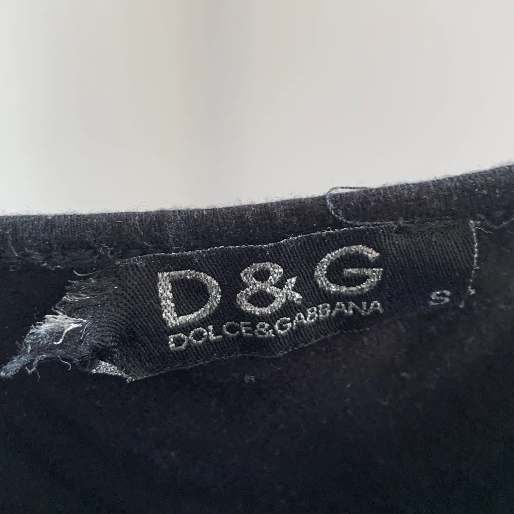 dolce Gabbana linne köpt på humana (dvs troligtvis inte äkta) själv har jag knappt använt det men var i dåligt skick redan när jag köpte. alla ”diamanter” är kvar men lite nopprigt, lappen inuti är trasig.. Toppar.