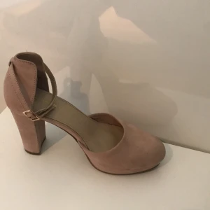 Ett var riktigt snygga klackar! - Sköna stabila klackar i bra skick! Mocka i gammaldags rosa!