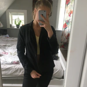 En svart kavaj - Använt fåtal gånger. Super fin bara att jag inte använder kavajer. Perfekt längd i armarna, bara jag som gillar att vika upp. 