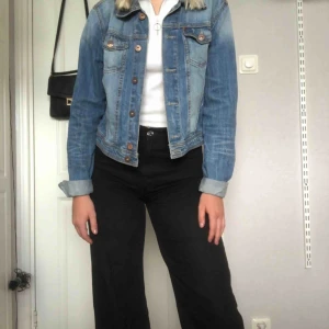  - Lite mörkare blå jeansjacka, väldigt snygg och knappt använd. Bara att höra av sig vid frågor!🍀