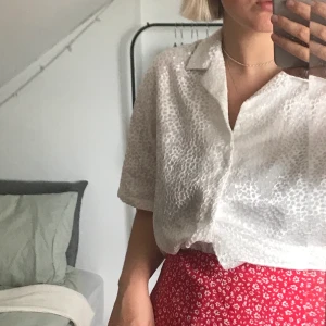 Oversized skjorta - Oversized skjorta från ASOS i ett väldigt mjukt och lite glansigt tyg! 