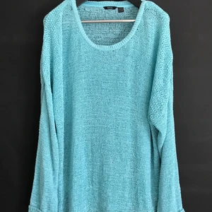 Stickad tröja  - Mint/teal färgad glesstickad tröja. Passar bra som oversize på storlek M/L/XL och vanlig passform på XXL/XXXL. Mycket fint skick, som ny! 