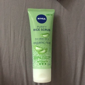 nivea purify rice scrub - oöppnad ansiktsskrubb från nivea med ekologiskt dyrkat ris och Aloe Vera, stödjer hudens naturliga förnyelseprocess.