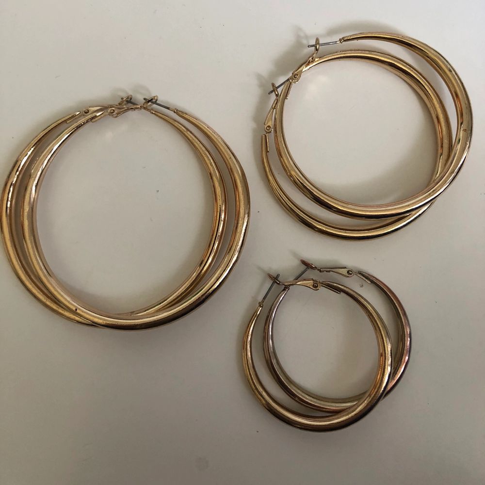 Här har vi 3 fina guld örhängen/ringar i olika storlekar. Dom är köpta på H&M för några månader sen och använts ca 1 gång vid provning😊 20kr/st och 45kr för alla 3. Accessoarer.