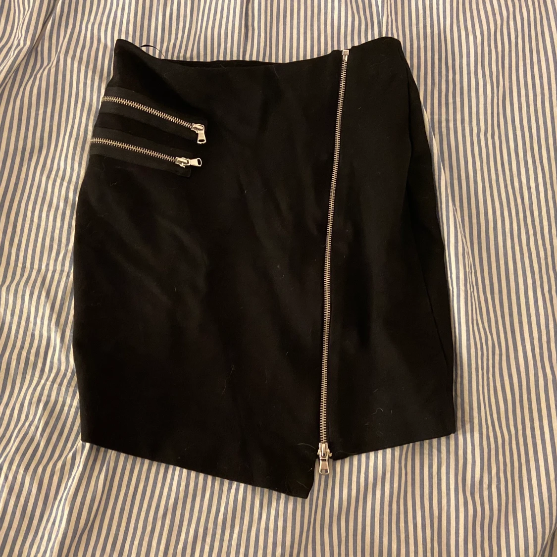 Kjol med dragkedje detaljer