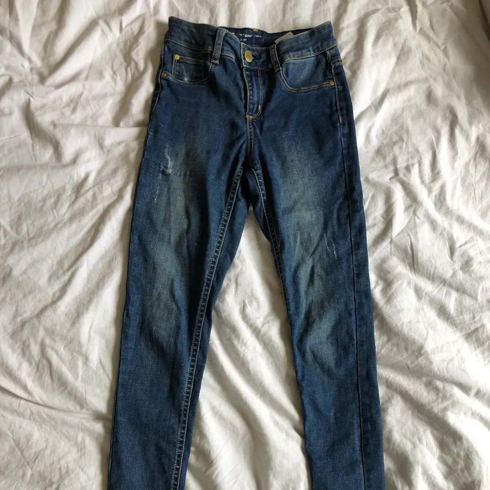 Snygga skinny jeans med slitningarna i storlek XS jeansen är använda men är i bra skick säljer pga att jag måste bli av med kläder🤍. Jeans & Byxor.