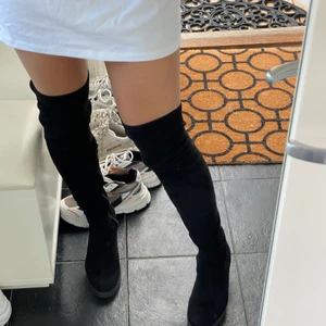 Overknee boots - st 39 - Säljer dessa fina och väldigt bekväma svarta overknee boots i mockaimitation. Dem är i fint skick.