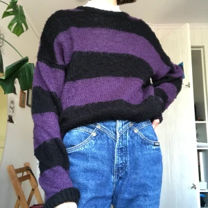 Randig stickad tröja  - 💜🖤Svart och lila randig stickad tröja från Collusion. (Lite nopprig)🖤💜