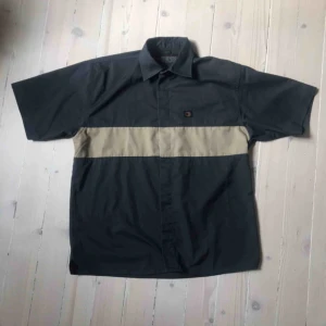  - Snygg kortärmad skjorta från Dunderon  Storlek L  Frakt 39kr