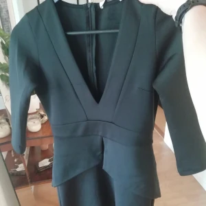 Urringad klänning från Nelly - Tight, kort klänning i ett tjockare material från Nelly