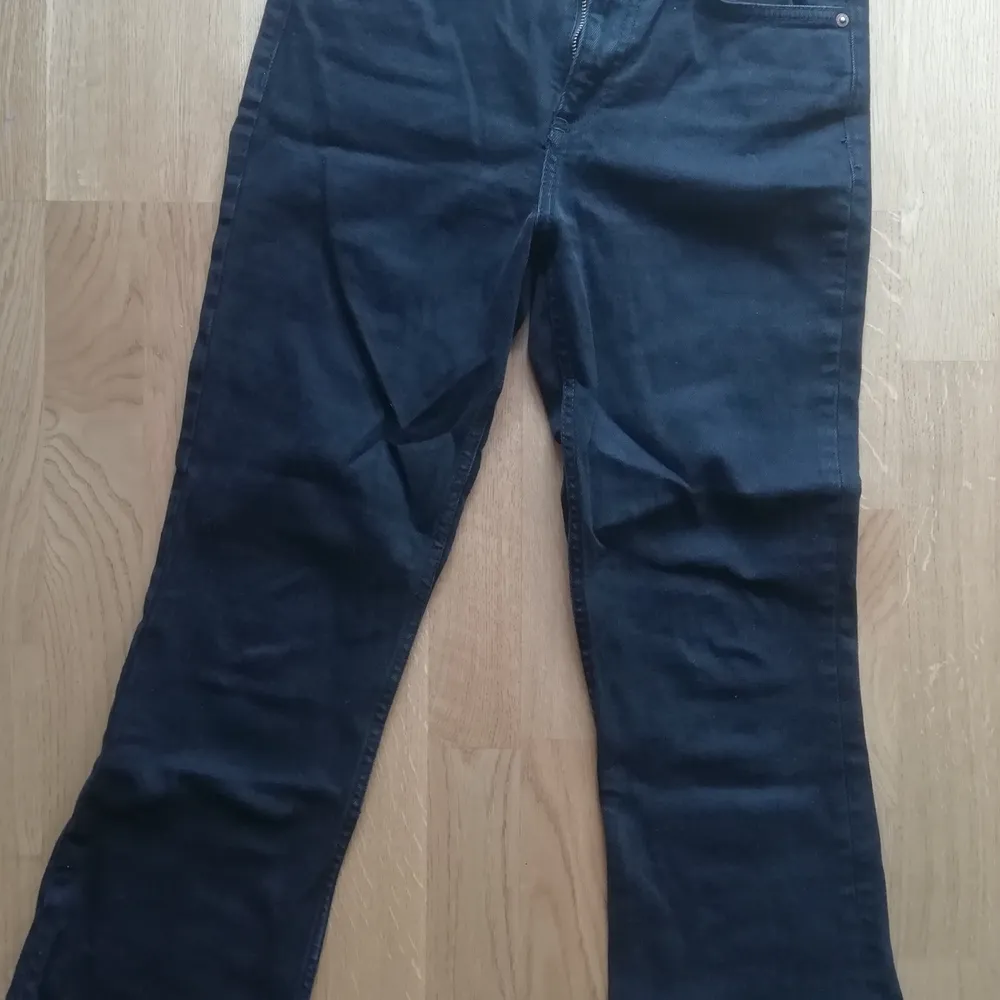 Svarta höga utsvängda jeans . Jeans & Byxor.