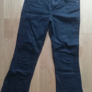 Jeans - Svarta höga utsvängda jeans 