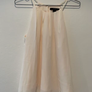 Topp hög hals  - Fin topp från Forever 21 som faller väldigt fint. Köpare står för frakt 💓🌸