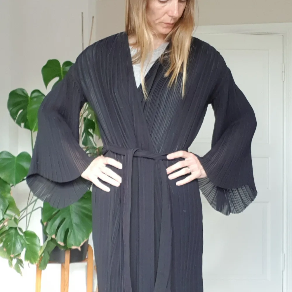 Plisserad kimono, aldrig använd, prislappen kvar. Nypris 700 kr. . Tröjor & Koftor.
