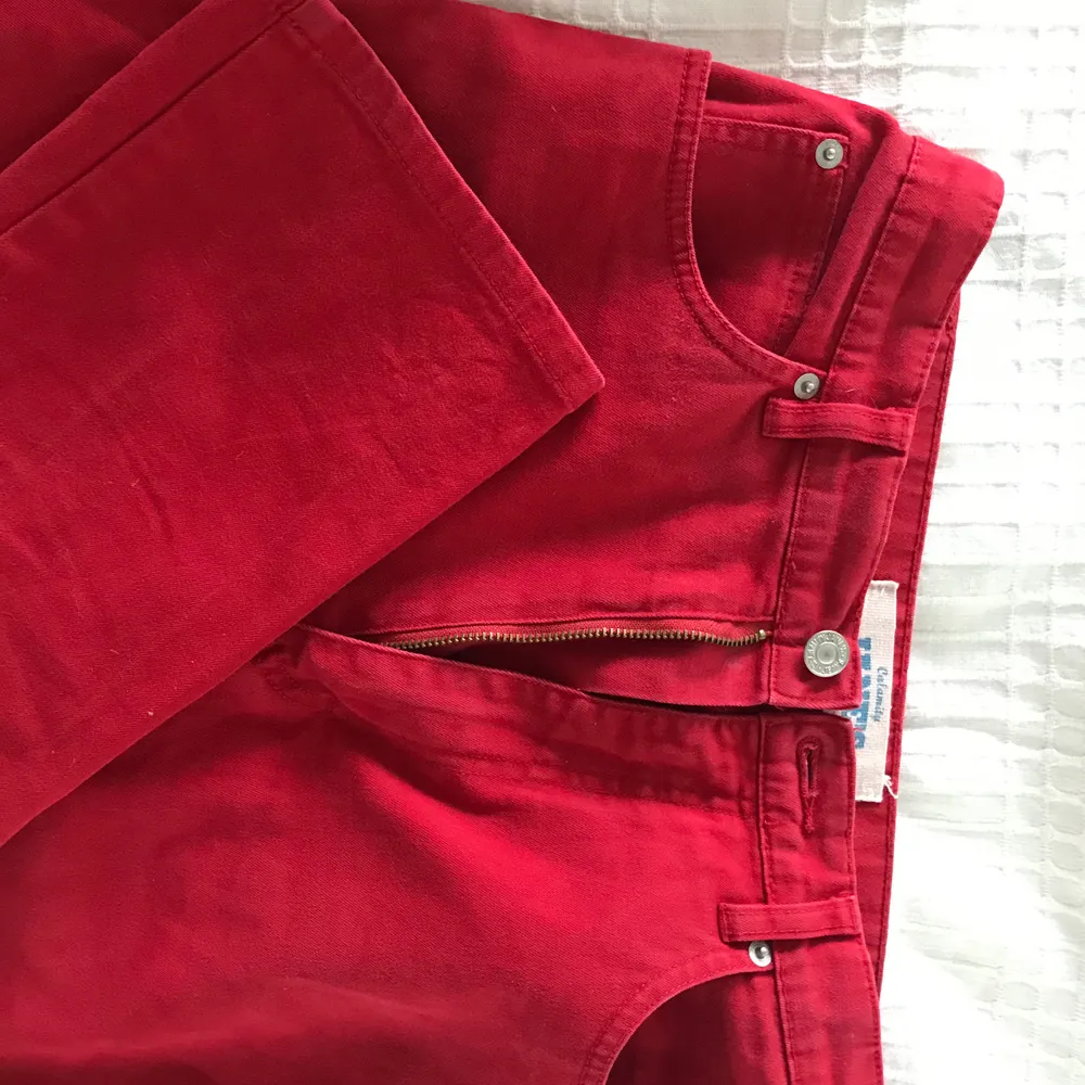 Byxor från beyond retro i fin röd färg. mom jeans modell? högmidjade. Knappt använda= bra skick ❣️ står ingen strl men passar mig som har 27/28 . Jeans & Byxor.
