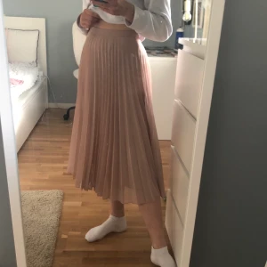 Plisserad kjol - smutsrosa plisserad kjol från asos 🥰 frakt tillkommer