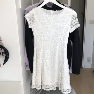 Spets klänning storlek 146-152 - Använt endast en gång, köparen står för frakt