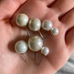 Pärlörhängen! - Pärlörhängen i olika storlekar och olika skick. Alla är utan pluppar tyvärr! Skriv så får du dem för en billig peng.