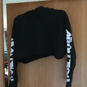 Hoodie från lager 157 - Hoodie från lager 157 som jag kroppade själv. I fint skick, destressed på armarnas och huvans text (med mening för en destressed stil). Köpare står för frakt