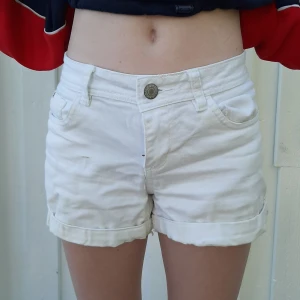 Shorts  - Säljer dom här vita shortsen från denim. Är lite skadade och har en fläck på högra benet. 🥰❤