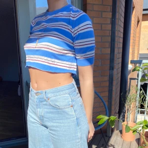 Sjukt fin tröja med längre arm  - Jättefin tröja perfekt nu till sommarn i kortare modell med längre arm än en vanlig t-shirt. Älskar! Frakt på 42 annars möts vi på söder 🌺🥂