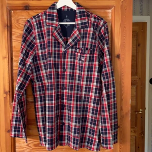 Gant pyjamas - Oanvänd pyjamas skjorta från Gant. Frakt tillkommer