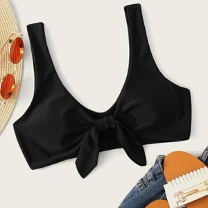 Bikini från Shein - Supersnygg bikini som endast är provad. Säljer för att jag inte känner mig bekväm i den. Är köpt på Shein för 69kr + 40kr frakt så köptes för 109kr. Frakt tillkommer. Skriv för fler bilder. 💗
