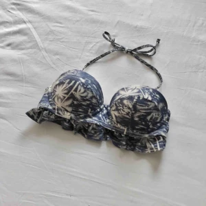  - Superfin bikiniöverdel i använt skick! Den har rostat lite på spännet (se bild 2), annars hel och ren. Frakt tillkommer om den ska skickas.