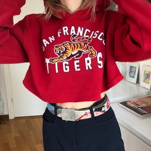 Röd croppad hoodie från Urban Outfitters - Säljer denna balla croppade hoodie från Urbanoutfitters. Super bra skick. Är storlek M/L, så den sitter perfekt oversize. 