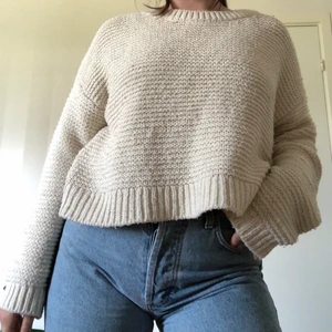 Stickad tröja - Cream vit stickad tröja från BikBok. Stor och skön. Kliar inte. Priset är inkl frakt. 💓💓
