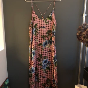 Klänning Zara, S - Klänning från Zara, saknar storlekslapp men minns att det är en S från att jag köpte den. Använd en gång fint skick :) 