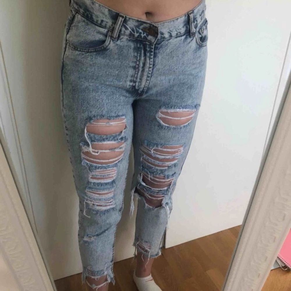 Snygga mom jeans med slitage. Små i storleken och sitter mer som storlek 38. Frakt ingår i priset. . Jeans & Byxor.