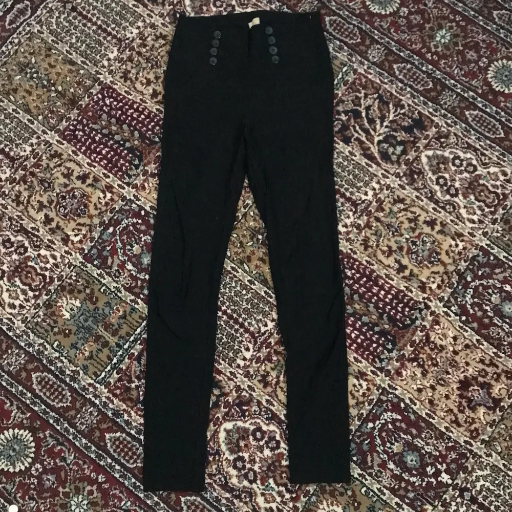 Jag säljer svarta byxor från jeane blush i storlek S, dm för mer info. Jeans & Byxor.