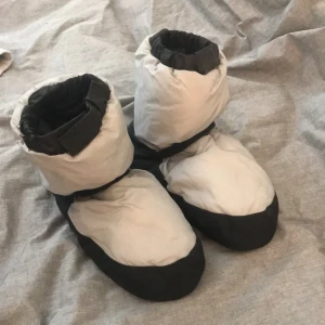 Dansskor - Säljer inneskor från Dansbutiken Dance & Gym Shop i storlek S (dom passar mig som har 37). Dom är i väldigt bra skick och jättesköna. Använde dessa när jag dansade balett. Möts upp i Stockholm eller fraktar!